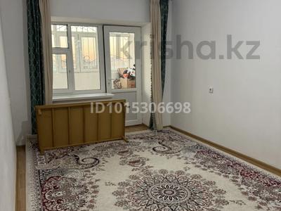 2-комнатная квартира · 58 м² · 1/5 этаж, Мкр Арай 3 80э — Пәтер мкр Арай 3те орналасқан. 15 мектеп-лицейі бар, балабақша бар. жақын жерде дүкен, аулада ойын алаңы бар. 35,20,31 қоғамдық көлік (автобус) жүреді. за 150 000 ₸ в 