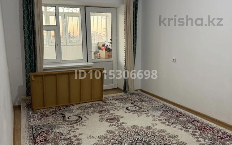 2-комнатная квартира · 58 м² · 1/5 этаж, Мкр Арай 3 80э — Пәтер мкр Арай 3те орналасқан. 15 мектеп-лицейі бар, балабақша бар. жақын жерде дүкен, аулада ойын алаңы бар. 35,20,31 қоғамдық көлік (автобус) жүреді. за 150 000 ₸ в  — фото 2