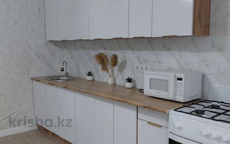1-комнатная квартира · 50 м² · 1/5 этаж, мкр Строитель 1А за 15 000 ₸ в Уральске — фото 2