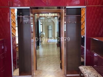 Дом · 4 комнаты · 300 м², Куратова — Райымбека за 150 000 〒 в Алматы, Жетысуский р-н