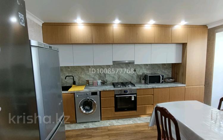 3-комнатная квартира · 80 м² · 8/10 этаж, Жамбыл 40/2 — Сзади ТЦ Променада за 36 млн ₸ в Уральске — фото 2