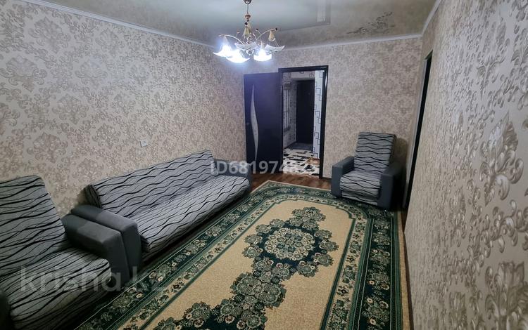 2-комнатная квартира, 47 м², 2/5 этаж посуточно, Алтынсарина за 8 000 〒 в Кентау — фото 2