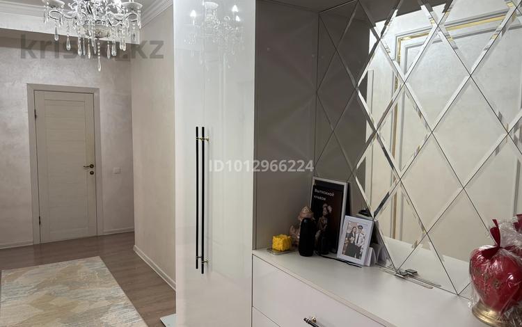 3-комнатная квартира · 81 м², мкр Береке, 6 за 250 000 ₸ в Атырау — фото 2