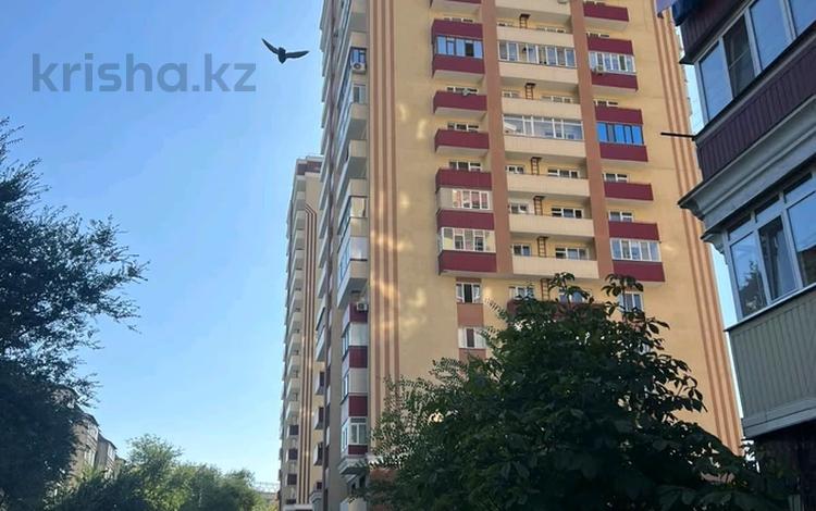2-бөлмелі пәтер · 90 м² · 15/17 қабат, Жандосова 150/2, бағасы: 350 000 ₸ в Алматы, Ауэзовский р-н — фото 2