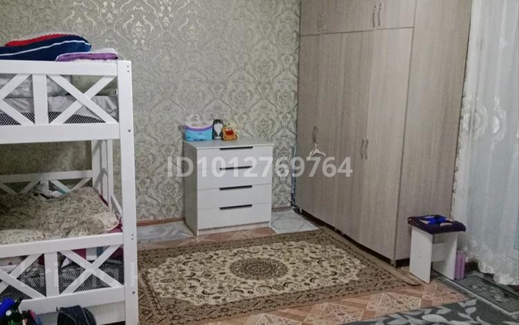 1-комнатная квартира · 39 м² · 2/2 этаж, Холодный ключ, Холодный ключ. Цветочная — Рядом есть поликлиника, парикмахерская и аптека за 5.5 млн ₸ в Семее — фото 2