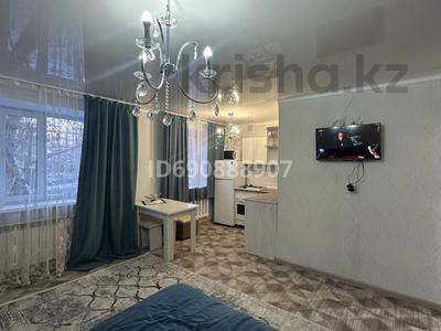 1-комнатная квартира, 40 м², 2/5 этаж по часам, мкр Новый Город, Бухар Жырау 56 за 1 000 〒 в Караганде, Казыбек би р-н