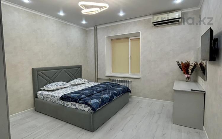 1-комнатная квартира · 50 м² · 1/6 этаж, 16-й мкр , 16 мкрн 90 — Напротив ТЦ «Байтерек» за 12 000 ₸ в Актау — фото 2