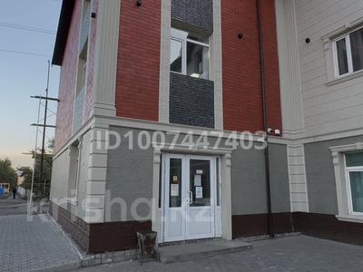 Офисы, магазины и бутики, салоны красоты, образование, кабинеты и рабочие места, студии · 100 м² за 250 000 ₸ в Семее