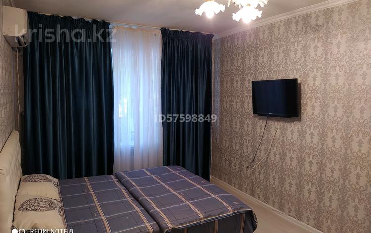 1-комнатная квартира, 33 м², 2/4 этаж посуточно, проспект Бауыржан Момышулы 5 за 8 000 〒 в Шымкенте — фото 2
