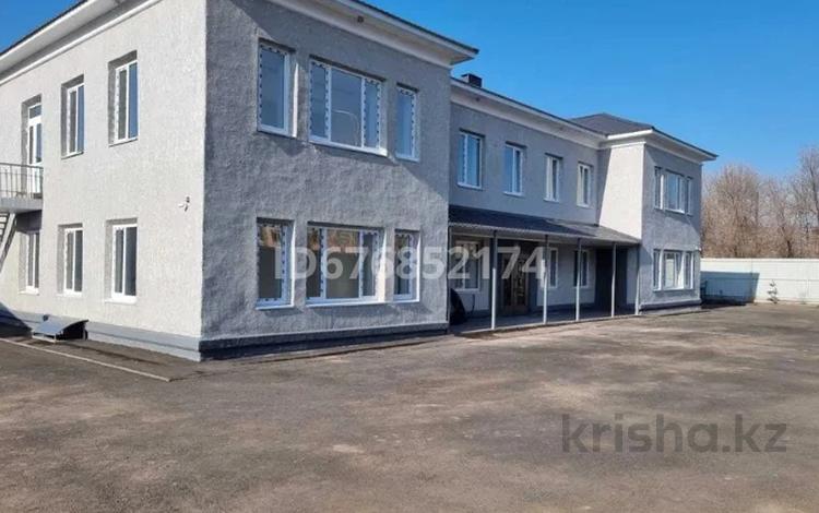 Свободное назначение, офисы, склады, медцентры и аптеки, образование, кабинеты и рабочие места, студии · 640 м² за 2.5 млн 〒 в Уральске, мкр Мясокомбинат — фото 5