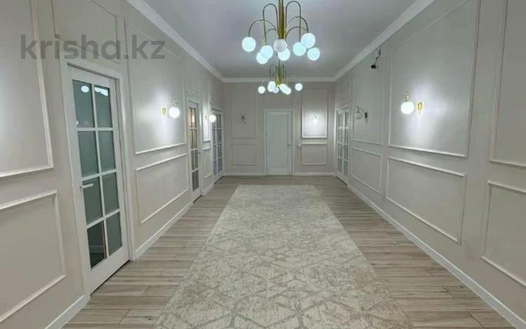 3-комнатная квартира · 170 м² · 10/12 этаж, 16-й мкр 33/7 за 350 000 ₸ в Актау — фото 2