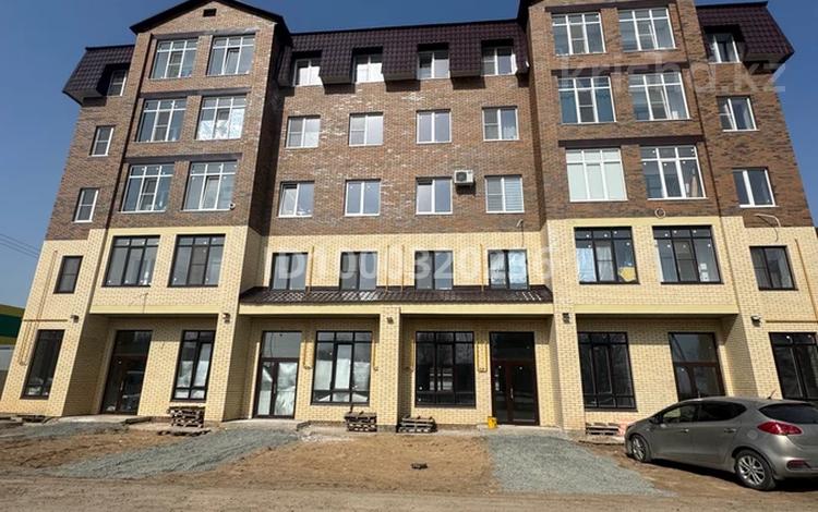 Свободное назначение, офисы, магазины и бутики, общепит, салоны красоты, фитнес и спорт, медцентры и аптеки, образование, развлечения, конференц-залы, кабинеты и рабочие места, студии · 90 м² за 300 000 〒 в Аксае — фото 2