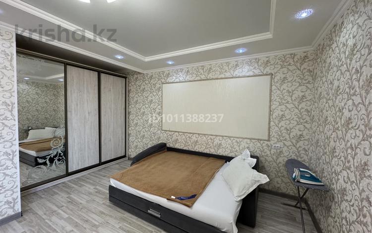 1-комнатная квартира · 50 м² · 2/9 этаж, мкр 12, Мкрн 12вг 54 за 12 000 ₸ в Актобе — фото 2