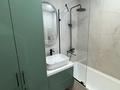 2-комнатная квартира · 60 м² · 3/16 этаж, мкр Кайтпас 1, Жк Гранд Парк — Сдам однокомнатную квартиру в Каратауском районе, в шаговой доступности зоопарк, дендропарк, блинчик, салоны красоты, маркеты, кофейня. В квартире имеется: * Смарт ТВ * Холодильник * Пылесос * Утюг * Посуда * Фен * Туалетные принадлежности * Чистая постель * Полотенце Квартира не сдается для вечеринок, и людям с животными. Заезд в 14:00, выезд 12:00. за 17 000 ₸ в Шымкенте, Каратауский р-н — фото 5