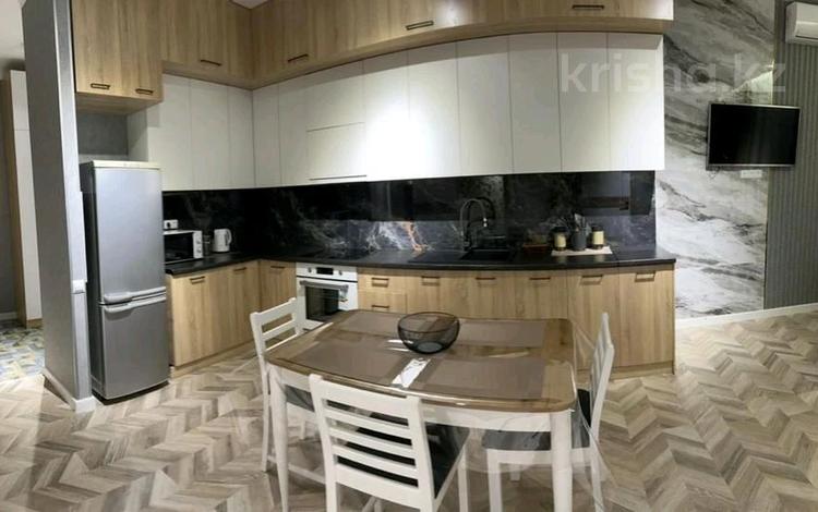 3-комнатная квартира, 75 м², 14/21 этаж помесячно, мкр Самал-2, Снегина 33а за 500 000 〒 в Алматы, Медеуский р-н — фото 12