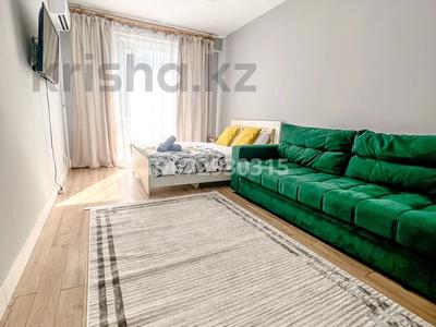 1-бөлмелі пәтер, 50 м², 5/10 қабат тәулігіне, Абая 130 — Розыбакиева, бағасы: 13 000 〒 в Алматы, Бостандыкский р-н