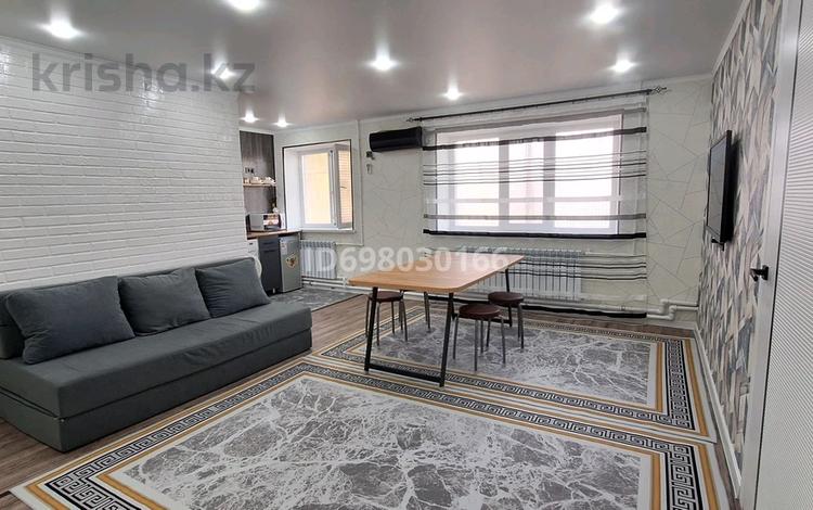 2-бөлмелі пәтер · 50 м² · 1/3 қабат, Азаттык 118 — По Азаттыку, бағасы: 10 000 〒 в Атырау, мкр Жилгородок — фото 2