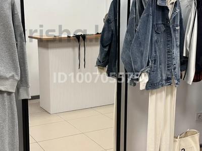 Готовый бизнес с арендным местом - бутик женской одежды! · 20 м², бағасы: 4.5 млн 〒 в Актобе