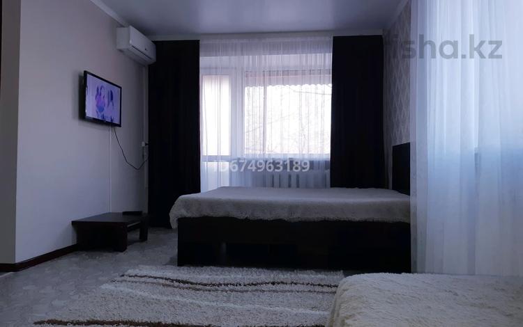 1-комнатная квартира, 34 м², 3/4 этаж по часам, мкр Новый Город — Пичугина за 1 000 〒 в Караганде, Казыбек би р-н — фото 2