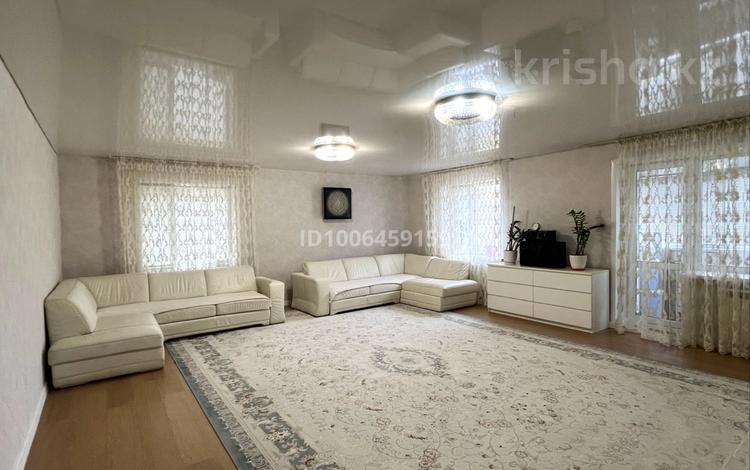 4-комнатная квартира · 164 м² · 3/5 этаж, Ихсанова 54 — Ихсанова 54 за 40 млн 〒 в Уральске, мкр Школьник — фото 2