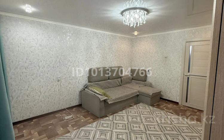 3-бөлмелі пәтер · 75.9 м² · 4/9 қабат, Строитель ш/а. 19, бағасы: 25 млн ₸ в Уральске, мкр Строитель — фото 2