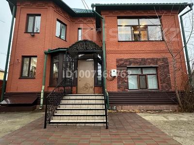 Дом · 6 комнат · 300 м², Пр Назарбаева 134 за 70 000 〒 в Уральске, мкр Школьник
