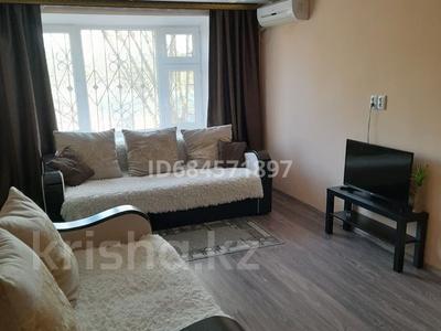 2-бөлмелі пәтер, 45 м², 2/5 қабат тәулігіне, Абая 14, бағасы: 15 000 〒 в Балхаше