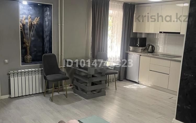 1-бөлмелі пәтер · 32 м² · 1/5 қабат, Жаңа қала ш/а., Гоголя 51, бағасы: 2 000 ₸ в Караганде, Казыбек би р-н — фото 2