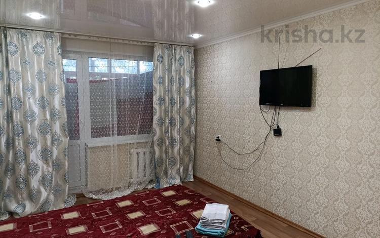 1-комнатная квартира, 31 м², 1/5 этаж посуточно, Айтиева 87 — ТЦ универмаг за 8 000 〒 в Уральске — фото 2