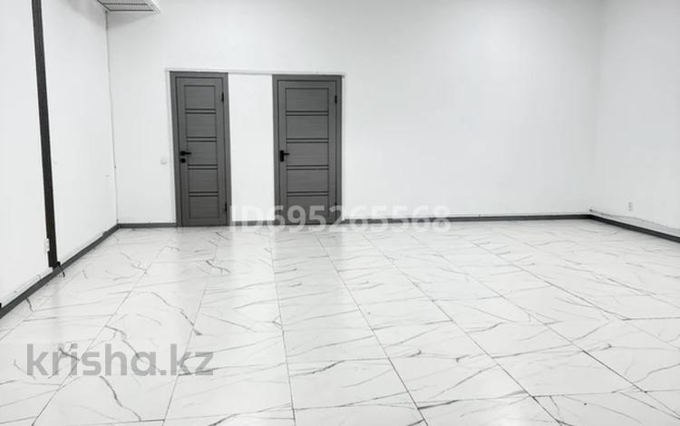 Свободное назначение, офисы, магазины и бутики, салоны красоты, фитнес и спорт, медцентры и аптеки, образование, конференц-залы, кабинеты и рабочие места, студии · 93 м² за 250 000 ₸ в Актобе, мкр. Алтын орда — фото 16