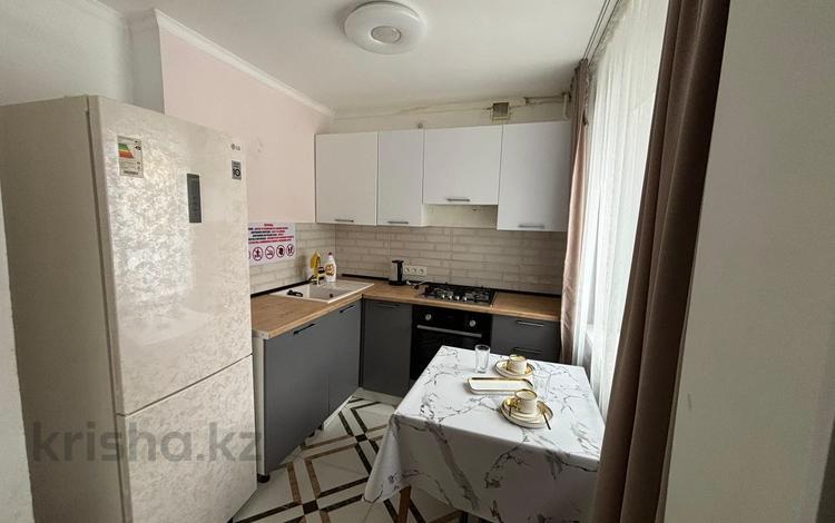 2-бөлмелі пәтер · 46 м² · 2/5 қабат, мкр Центральный, Абая 17 А — ТРЦ НАСИХА, бағасы: 14 000 〒 в Атырау — фото 2