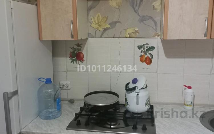 1-комнатная квартира · 35 м² · 1/5 этаж, мкр 4 27 за 120 000 ₸ в Уральске — фото 2