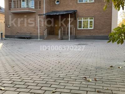 Офисы, магазины и бутики, общепит, салоны красоты, фитнес и спорт, медцентры и аптеки, образование, развлечения, конференц-залы, кабинеты и рабочие места, студии · 316 м² за 550 000 〒 в Каскелене