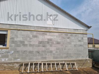 Отдельный дом · 2 комнаты · 100 м² · 6 сот., Есим хан 16 — Кайым Мухамедханова за 22 млн 〒 в Актобе, жилой массив Акжар-2