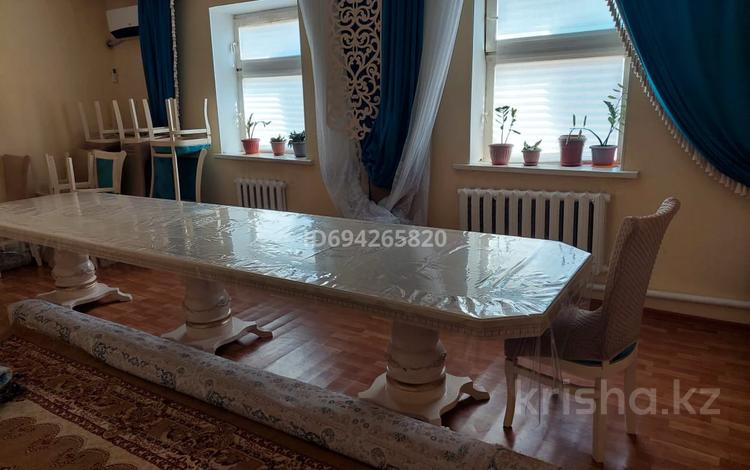 Жеке үй · 5 бөлме · 270 м² · 10 жүзд., Әндірбаев 344 — Айша-Бейбі магазин қарсы бетте., бағасы: 17 млн ₸ в Кульсары — фото 2