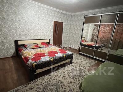 1-бөлмелі пәтер, 55 м², 4/5 қабат тәулігіне, мкр Центральный, Сырым Датова 35 Б, бағасы: 8 000 〒 в Атырау, мкр Центральный