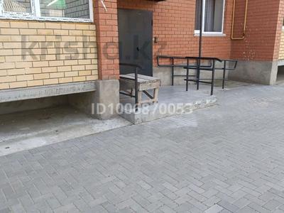 2-комнатная квартира · 65 м² · 1/4 этаж, Досмухамедова (Рабочая) 12 — Кекельбаева(Комсомольская ) за 20.5 млн 〒 в Уральске, мкр Школьник