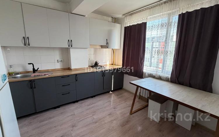 1-комнатная квартира · 36 м² · 4/5 этаж, мкр Шугыла 17 — Микрорайон Алма сити 5. Сдам 1 комн, квартиру на долгий срок. Квартира мебелированная и вся техника имеется. Рядом школа, остановка, магазины итд Можно семейным есть депозит 50 тыс тг. Оплата помесячно 170 000 тг + ком услуги 87085066264 за 175 000 ₸ в Алматы, Наурызбайский р-н — фото 2