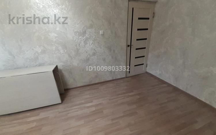 3-комнатная квартира · 63 м² · 1/5 этаж, Пришахтинск, 23й микрорайон за 15.5 млн ₸ в Караганде, Алихана Бокейханова р-н — фото 2