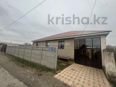 Отдельный дом · 6 комнат · 240 м² · 8 сот., Жеңіс 44А — Рядом мечеть за 40 млн 〒 в Жамбылской обл., Байзак