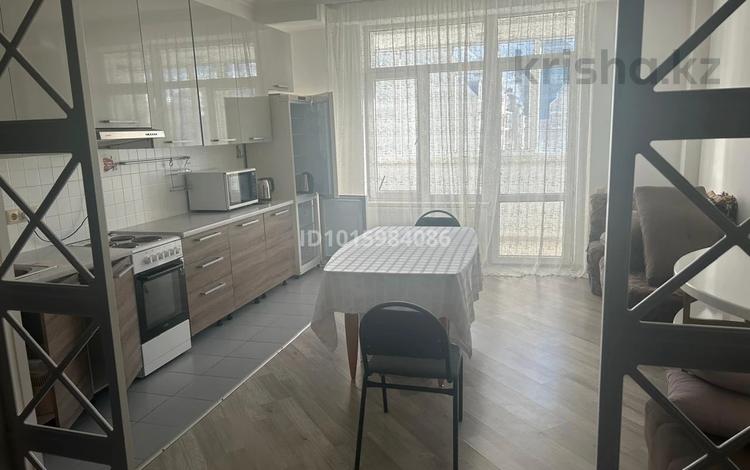 2-комнатная квартира · 90 м², Алихана Бокейхана 6 за 300 000 ₸ в Астане, Есильский р-н — фото 2