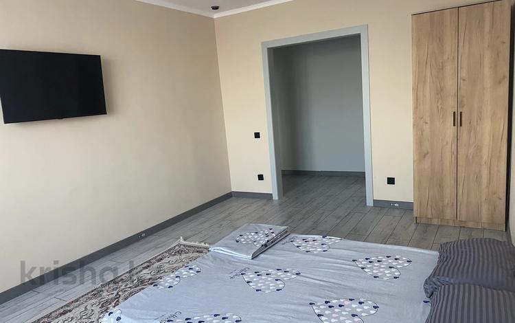 1-комнатная квартира · 60 м² · 7/9 этаж, мкр Астана, Самал 70/3 за 15 000 ₸ в Уральске — фото 6