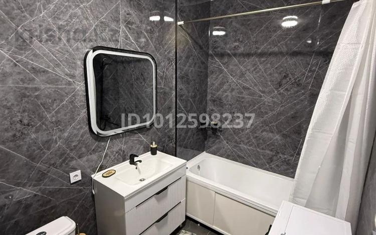 2-комнатная квартира · 66 м² · 4/9 этаж, мкр Центральный, Абая 26/5 — Остановка Драм театр за 300 000 ₸ в Атырау — фото 2