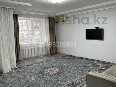 2-комнатная квартира, 72 м², 1/6 этаж посуточно, Молдагуловой за 13 000 〒 в Уральске