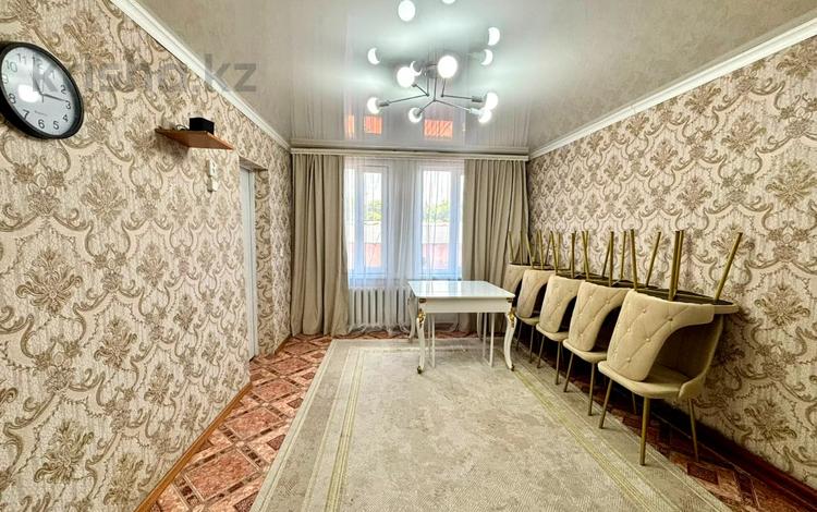 3-комнатная квартира · 47.4 м² · 2/2 этаж, мкр Новый Город, Бухар Жырау — Остановка Станционная за 9 млн ₸ в Караганде, Казыбек би р-н — фото 2