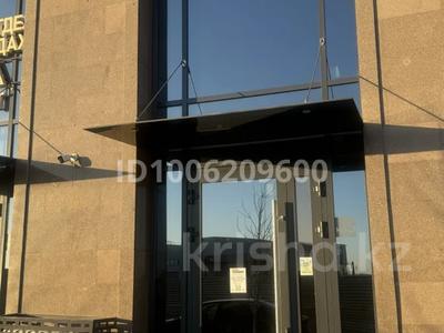 Офисы, магазины и бутики, общепит, салоны красоты, медцентры и аптеки, кабинеты и рабочие места, студии · 56.7 м² за 500 000 ₸ в Астане, Нура р-н