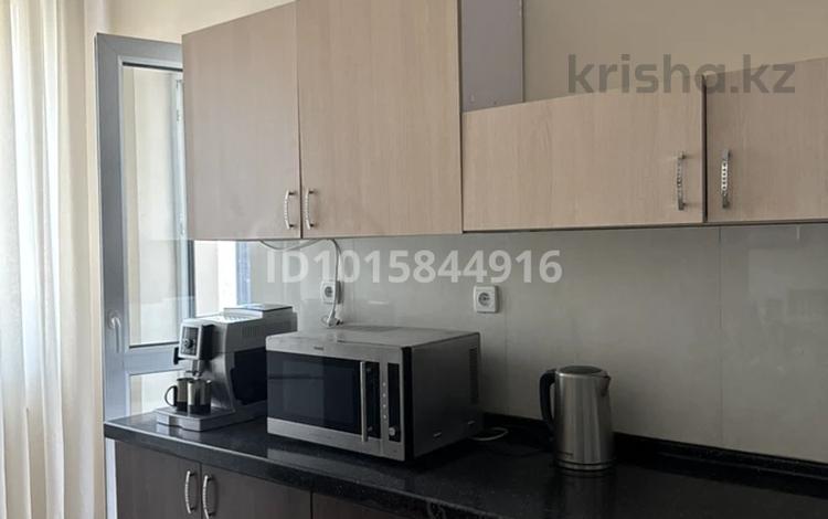 2-комнатная квартира · 80 м² · 8/23 этаж, Кабанбай батыра 87 за 500 000 ₸ в Алматы, Алмалинский р-н — фото 2