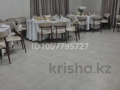 Дом · 7 комнат · 300 м², Үркер 340 — 20 микрорайон. улица Үркер, дом 340.( чуть дальше ресторана Карина) за 150 000 〒 в Усть-Каменогорске, Ульбинский