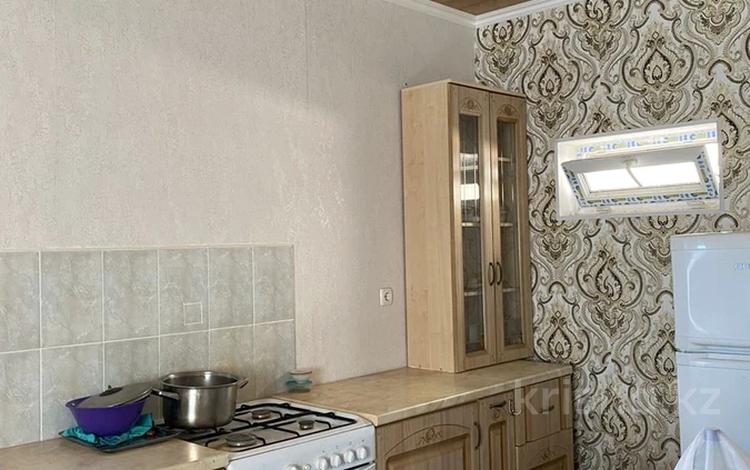 Отдельный дом · 1 комната · 50 м² · 10 сот., мкр Оркен, Каратаева 11а за 80 000 ₸ в Атырау — фото 2