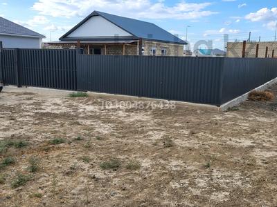 Отдельный дом · 4 комнаты · 145 м² · 8.5 сот., мкр Аксай-2, 12 19 — Напротив тойхана Каусар Холл за 25 млн 〒 в Атырау